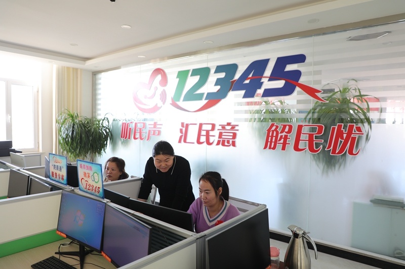 临泽县12345政务服务便民热线平台，话务员正开展群众满意度回访