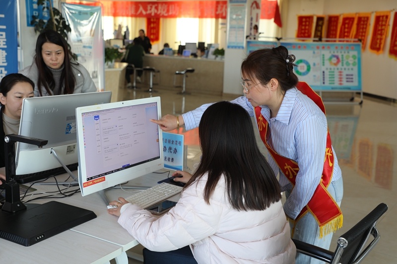 在临泽县政务服务大厅内，工作人员耐心指导群众线上办理业务